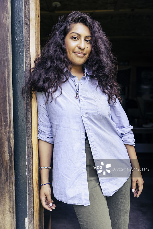 站在门口的自信年轻女子肖像图片素材