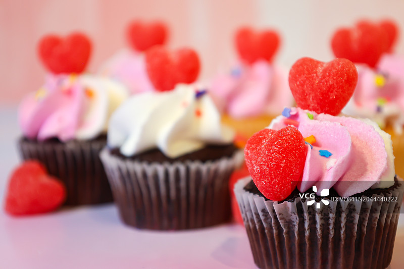 纸杯蛋糕和糖果爱心图片素材