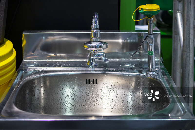 带有安全标志的紧急洗眼站图片素材