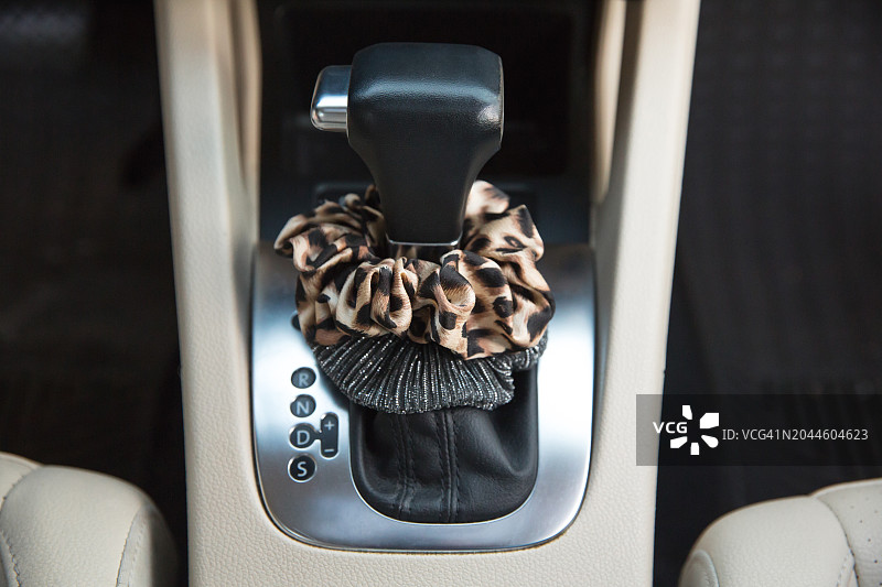 豹纹90年代发圈、自动挡汽车档位选择器、汽车换档杆图片素材