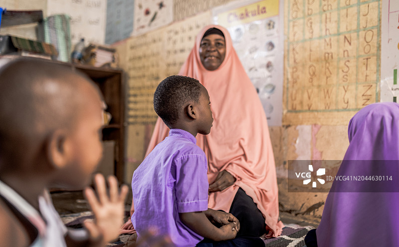 非洲儿童和老师在学校里图片素材