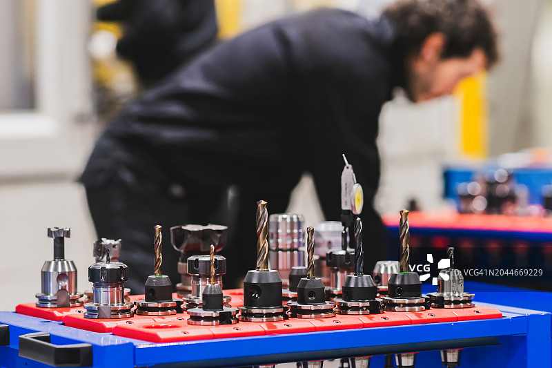 机械公司对工具和零件的细致检查图片素材