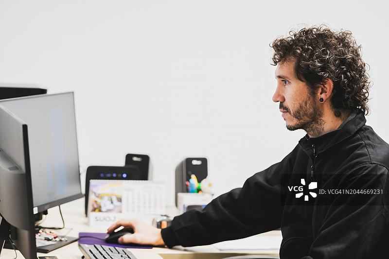 专注的专业人士在简约的工作空间中从事高效工作图片素材