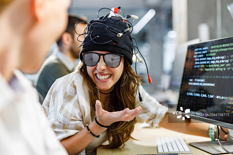 办公室里被操纵的疯狂女程序员。图片素材