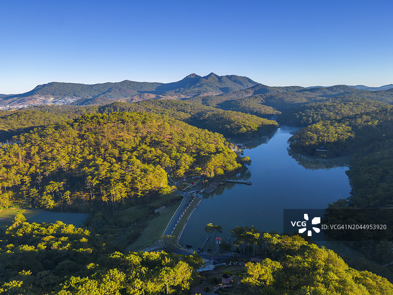 大叻朗勃榜山脚下的森林大湖图片素材
