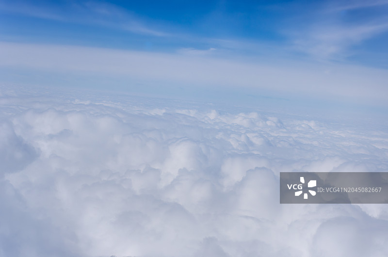 晴天从飞机上看到的蓝天白云图片素材