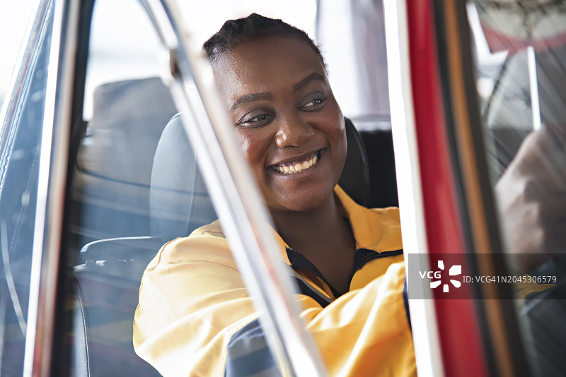 乐观的女机械师在汽车旁自拍图片素材