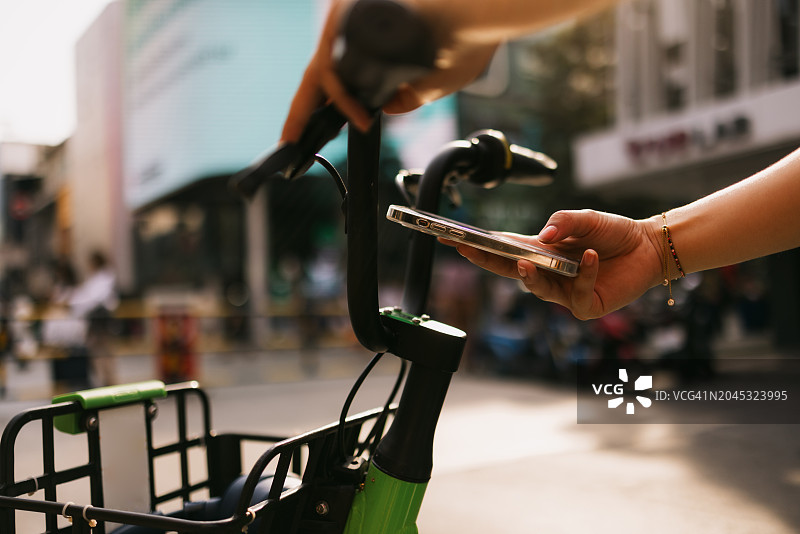 让我来扫一下这辆共享单车的条形码！图片素材