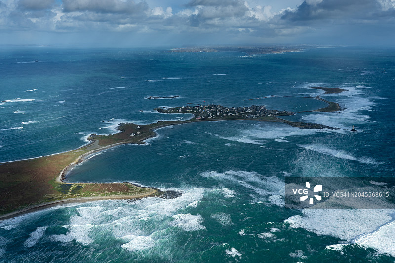 暴风雨中和巨浪中的塞纳岛鸟瞰图图片素材