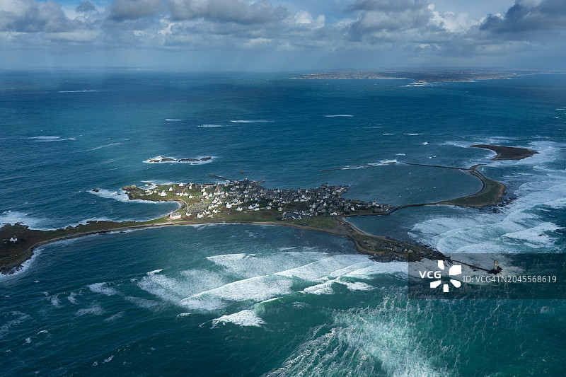 暴风雨中和巨浪中的塞纳岛鸟瞰图图片素材