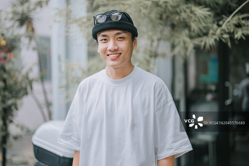 槟城老城亚洲华人男人像看向镜头微笑图片素材