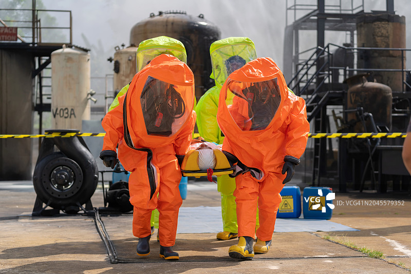 危险品安全小组护送化工厂事故病人图片素材
