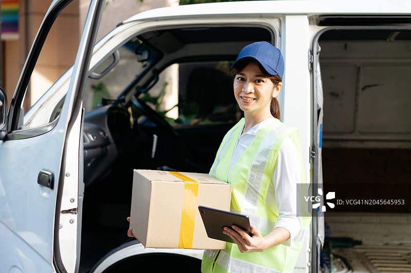 亚洲女性货车送货员图片素材