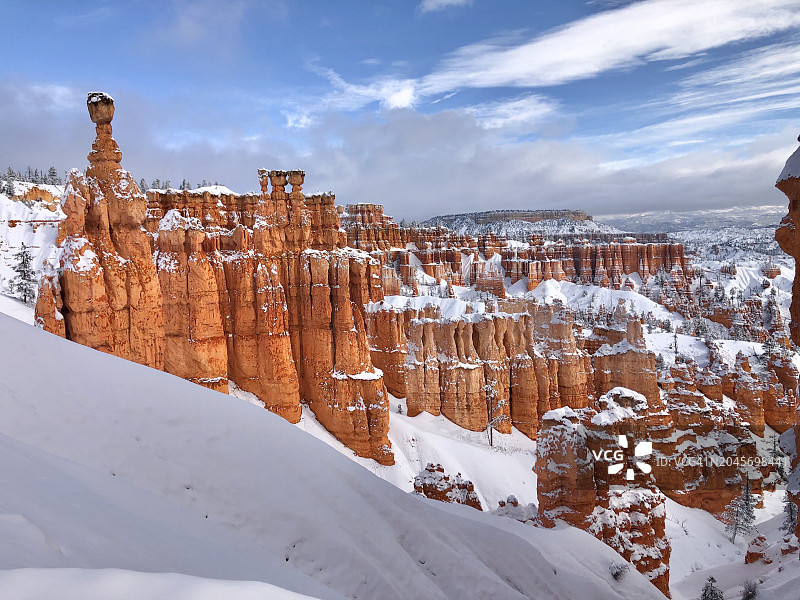 犹他州布莱斯峡谷国家公园的雷神之锤和石林雪景图片素材