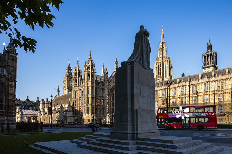 老宫庭院、乔治五世国王雕像、威斯敏斯特宫和大本钟图片素材