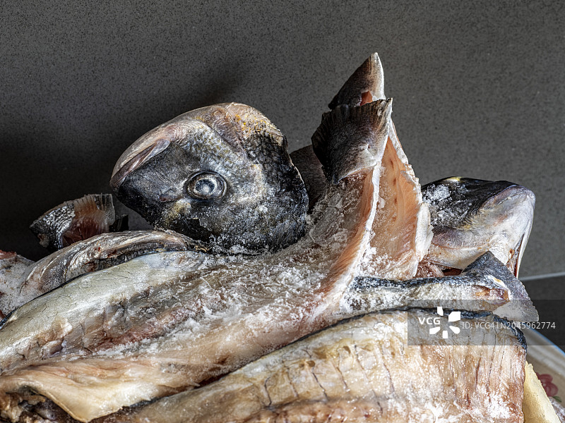厨房里正在解冻的不同种类的冷冻海鱼，准备烹饪。图片素材
