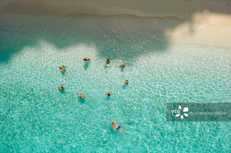 一群人在爱奥尼亚岛美丽的海滩和海岸享受休闲时光图片素材