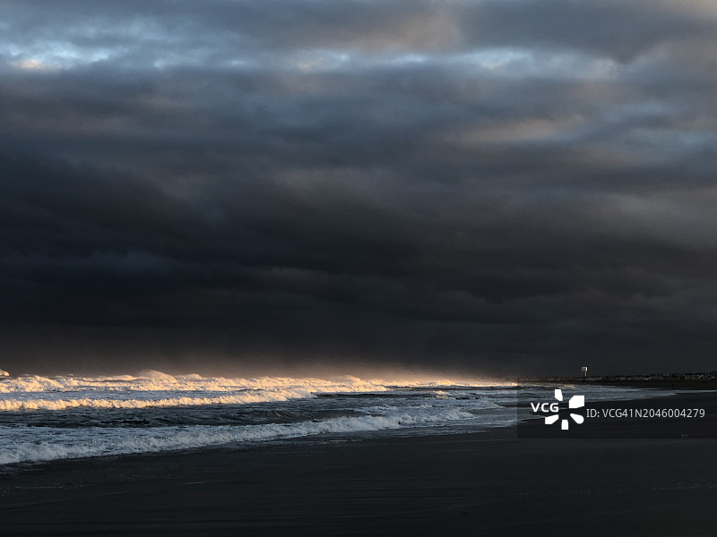新罕布什尔州海布鲁克海滩的海洋风暴日落图片素材