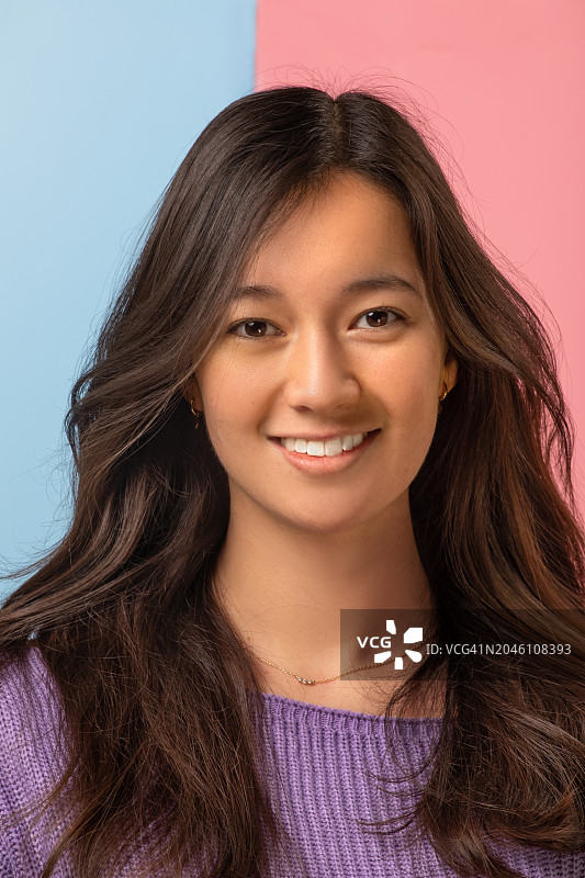 一位美丽的另类亚裔中国籍深色头发女模特的多彩影棚照图片素材