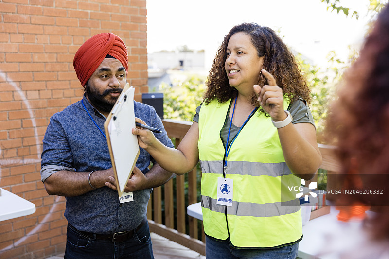 中年女主管在给看不见的志愿者团队分配任务时做手势图片素材