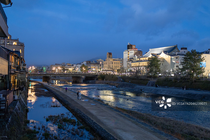 京都与鸭川的黄昏城市景观图片素材