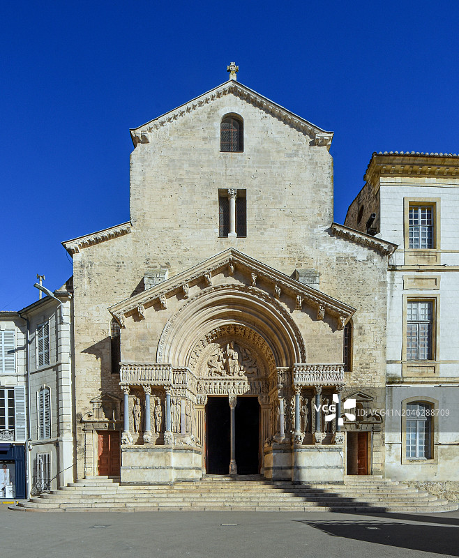 法国阿尔勒圣特罗菲姆大教堂的罗马式外墙图片素材