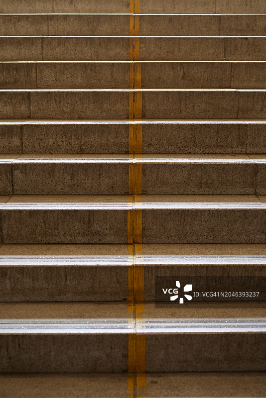 带有黄色线条细节的阶梯图片素材