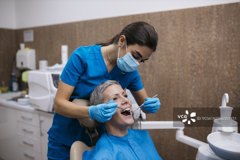 女性正在进行牙科常规检查图片素材
