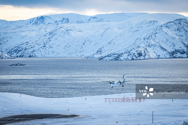 飞机在冬季的机场降落图片素材