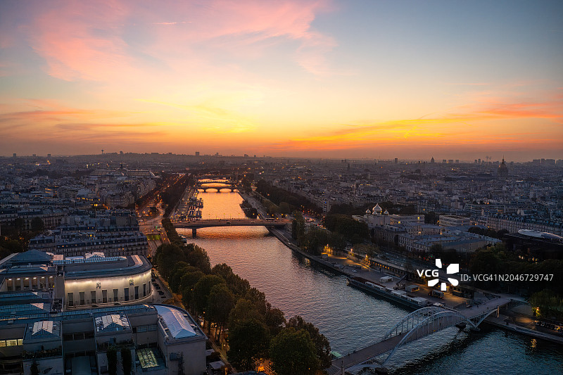 巴黎塞纳河和桥梁的黎明航拍图片素材