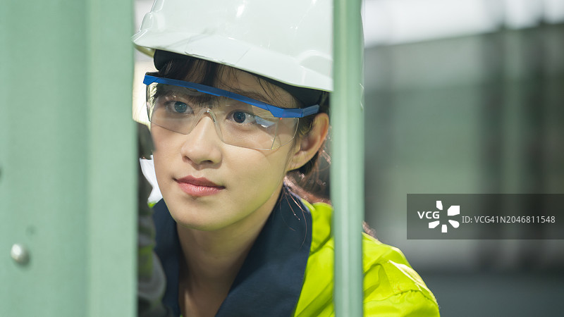 亚洲工程师在制造工厂精心挑选金属加工工具图片素材