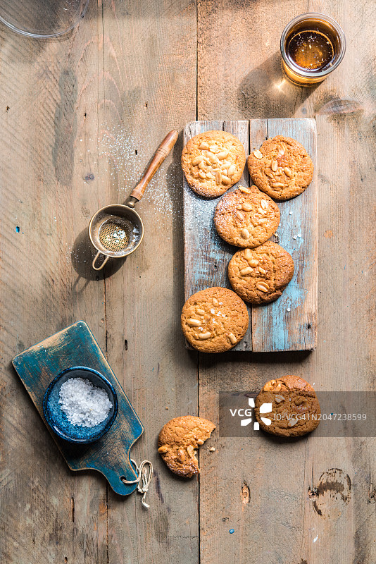 木质背景上的花生饼干图片素材
