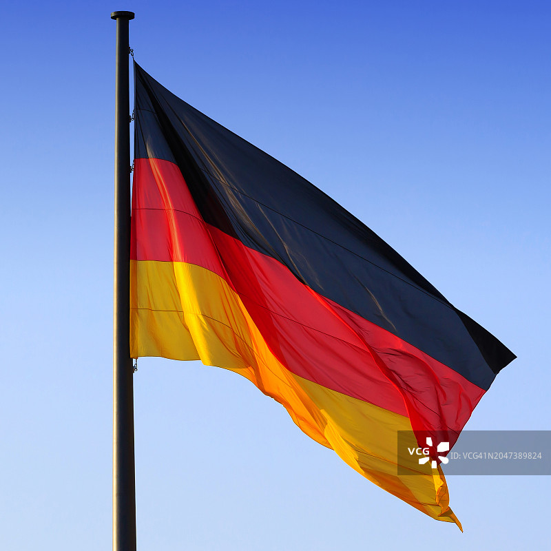 蓝天下的德国国旗图片素材