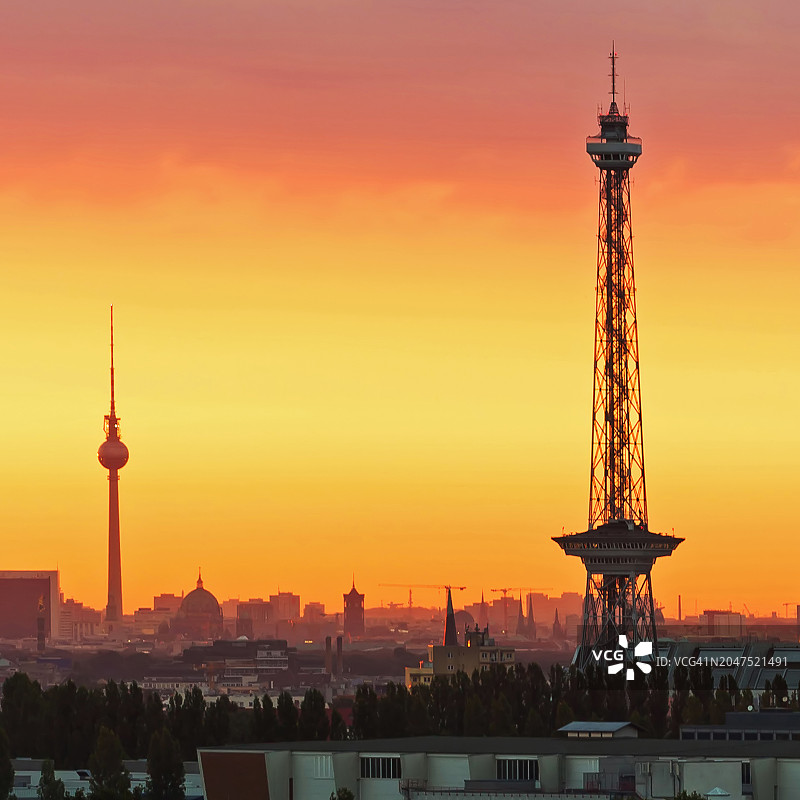 日出时分的柏林天际线，有电视塔和无线电塔（德国）图片素材