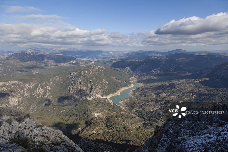 西班牙安达卢西亚哈恩省拉潘德拉峰顶的奎布拉哈诺水库景色图片素材