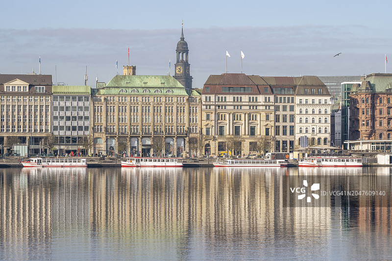 德国汉堡：宾嫩阿尔斯特湖畔的公寓倒影图片素材