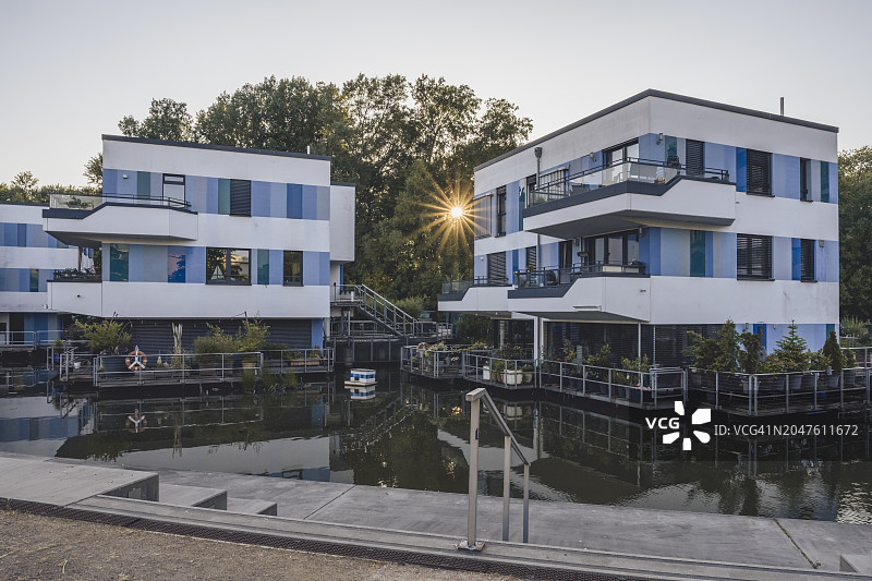 德国汉堡公寓楼前的日落泳池图片素材