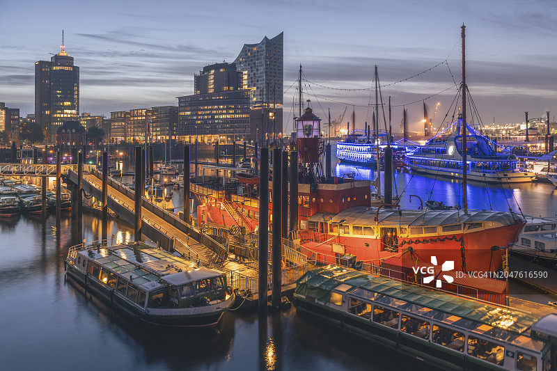 德国汉堡港口黄昏停泊船只与易北爱乐厅图片素材
