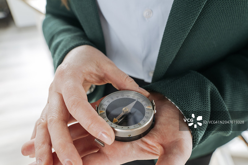 女商人拿着指南针在办公室图片素材