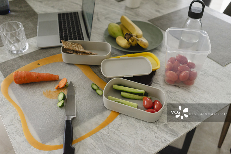餐桌上的健康果蔬午餐盒图片素材