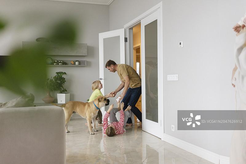 孩子们在门口欢迎父亲回家图片素材