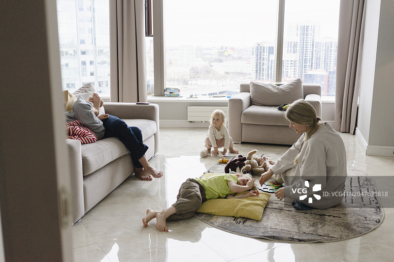 一家人在客厅里休闲放松图片素材