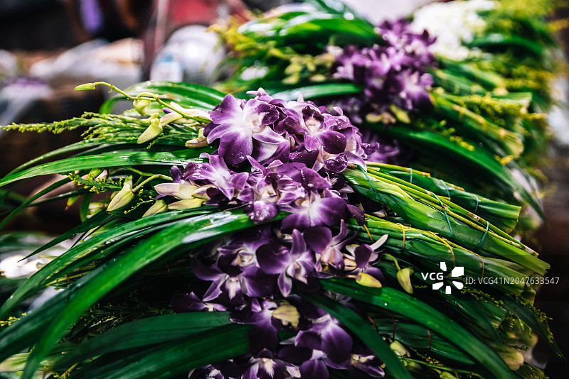 曼谷鲜花市场上的鲜花祭品图片素材
