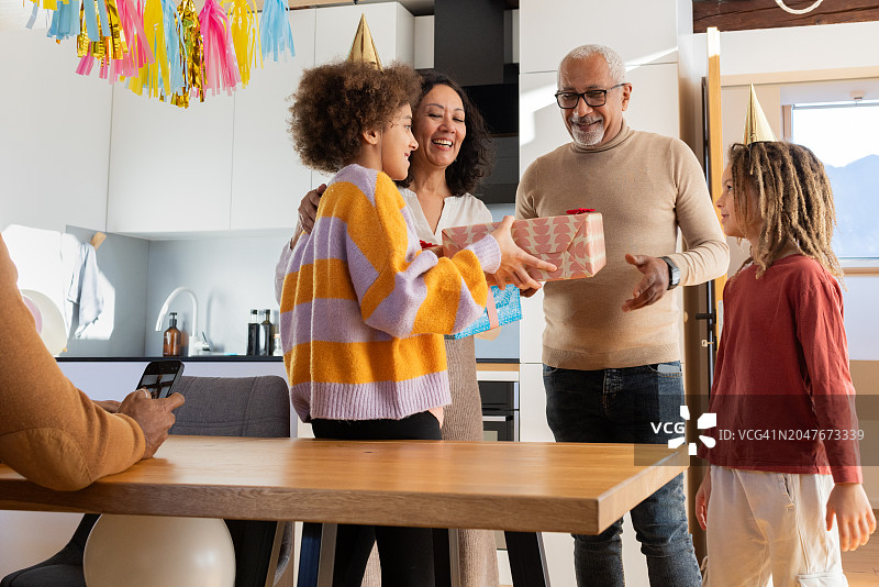 少女收到祖父母的礼物图片素材