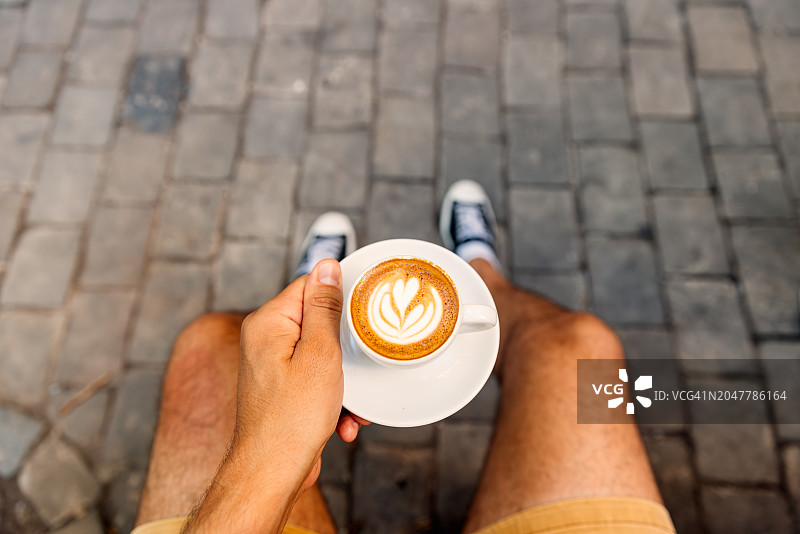 坐在户外喝咖啡的男人（第一人称视角）图片素材