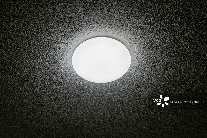 深色背景下的吸顶灯图片素材
