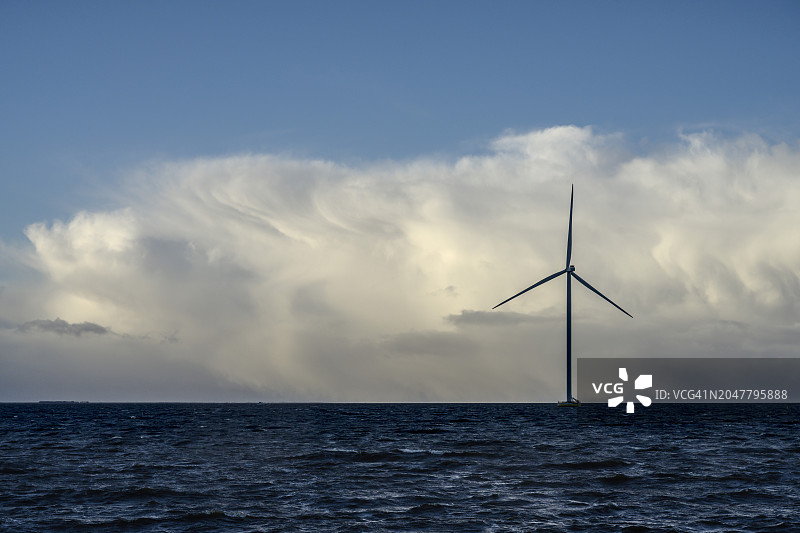 荷兰弗莱福兰莱利斯塔德艾瑟尔湖海上风电场上空的浓云图片素材