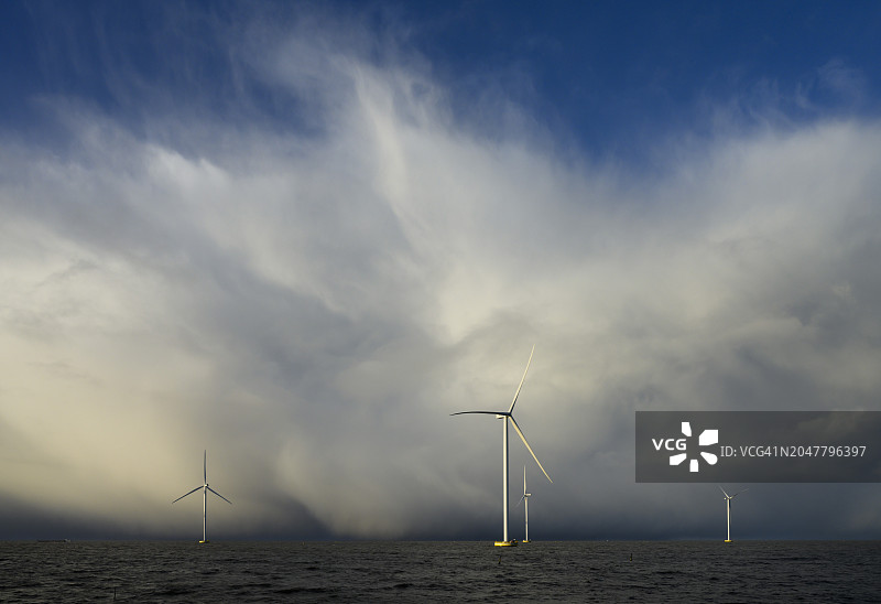 荷兰弗莱福兰莱利斯塔德艾瑟尔湖海上风电场上空的浓云图片素材