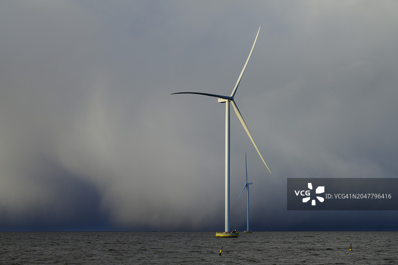 荷兰弗莱福兰莱利斯塔德艾瑟尔湖海上风电场上空的浓云图片素材