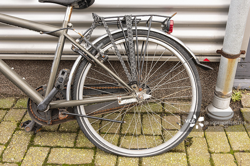 后轮胎瘪了的自行车轮特写图片素材